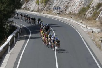 El pelotón durante la decimotercera etapa de la Vuelta Ciclista a España 2014, que ha transcurrido entre Belorado (Burgos) y el Parque de Cabárceno (Cantabria) con un recorrido de 188,7 kilómetros.