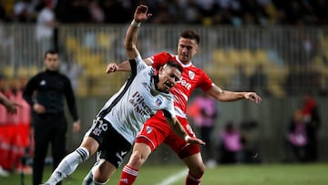 El jugador de Colo Colo Oscar Opazo, izquierda, disputa el balon con Agustin Palavecino de River Plate durante el partido amistoso realizado en el estadio Sausalito de Vina del Mar, Chile.
09/11/2022
Andres Pina/Photosport