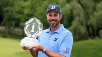 Matt Kuchar posa con el trofeo despu&eacute;s de su victoria.