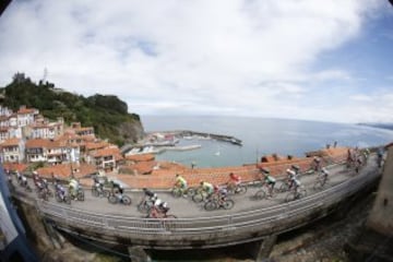 El pelotón durante la décima etapa de la Vuelta Ciclista a España 2016, con salida en la localidad de Lugones y meta en los Lagos de Covadonga, con un recorrido de 188,7 kilómetros. 