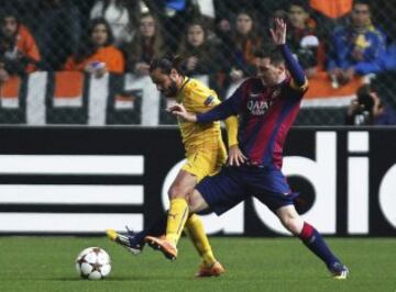 El delantero argentino del FC Barcelona Lionel Messi (dcha) pelea por el control del balón con el jugador del Apoel, Stathis Aloneftis (izda), durante el partido del grupo F de la Liga de Campeones disputado en Nicosia, Chipre.