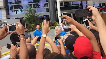 Hinchas le cantan el feliz cumpleaños a Pékerman