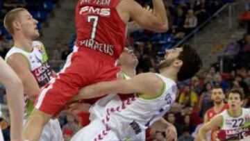 El escolta del Olympiacos, Vassilis Spanoulis (c), entra a canasta ante el jugador georgiano del Laboral Kutxa, Tornike Shengelia (d).