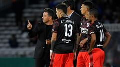 CORDOBA, ARGENTINA - APRIL 20: Marcelo Gallardo head coach of River Plate speaks to substitutes Enzo Fernandez, Nicolás De La Cruz and Matías Suárez of River Plate during a match between Talleres and River Plate as part of Copa de la Liga 2022 at Mario Alberto Kempes Stadium on April 20, 2022 in Cordoba, Argentina. (Photo by Hernan Cortez/Getty Images)