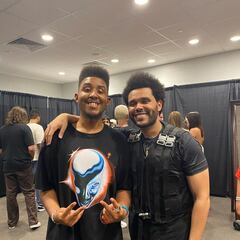 Joshua Felder, la primera persona con autismo en actuar en un Halftime Show, conoce a The Weeknd