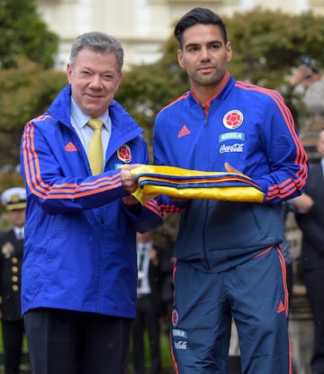 El equipo José Pékerman asistió a un evento presidencia para recibir el pabellón nacional. El sábado estará partiendo a Italia para continuar con la preparación al Mundial de Rusia.