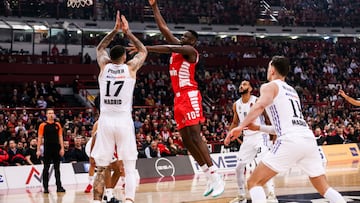 Piraeus (Greece), 20/01/2023.- Olympiacos' player Mustapha Fall (2nd-L) fights for the ball with Real Madrid's player Vincent Poirier (L) during the Euroleague basketball match between Olympiacos Piraeus and Real Madrid, in Piraeus, Greece 20 January 2023. (Baloncesto, Euroliga, Grecia, Pireo) EFE/EPA/GEORGIA PANAGOPOULOU