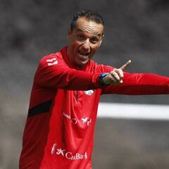 Oltra: "Sufrimos dos losas: ganar fuera y la falta de gol"