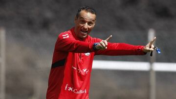 Oltra: "Sufrimos dos losas: ganar fuera y la falta de gol"