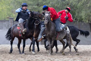 El Kokpar enfrenta a dos equipos de jinetes que compiten montados a caballo. Cada participante debe mostrar coordinación con su montura y un gran espíritu de equipo.
