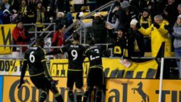 Meram y Kamara celebran ante el público.
