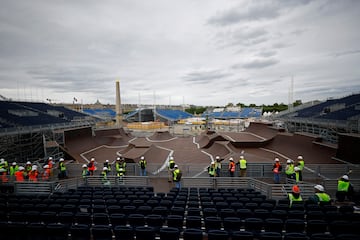 FILE PHOTO: Paris 2024 Olympics - Venue unveiling for Skateboarding, Breaking, 3x3 Basketball and BMX Freestyle - Place de la Concorde, Paris, France - July 3, 2024 General view of workers at the BMX Freestyle site by the Luxor Obelisk at the Place de la Concorde ahead of the Olympics REUTERS/Sarah Meyssonnier/File Photo