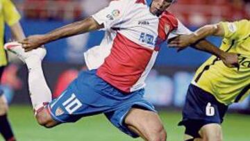 <b>SIN PUNTERÍA. </b>Luis Fabiano, que en la imagen intenta un remate, no pudo conseguir ningún gol.