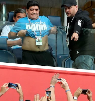 El show de Maradona: enseñar la tripa, dormirse, peinetas...