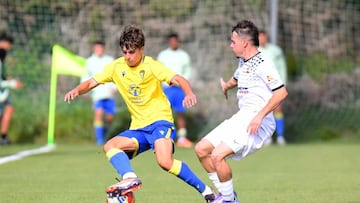 Guille González, de 17 años, en un partido con el Cádiz esta temporada.