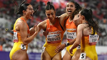 Blanca Hervás y Daniela Fra (en el centro) junto a sus compañeras del 4x400: Eva Santidrián y Paula Sevilla.