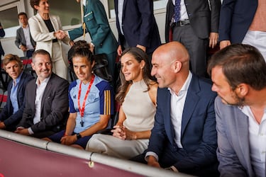 La Reina charla con Montse Tomé (segunda entrenadora), Luis Rubiales (Presidente de la RFEF), Víctor Francos (secretario de Estado para el Deporte) y Mariano de Paco Serrano (consejero de Cultura, Turismo y Deporte de la Comunidad de Madrid).