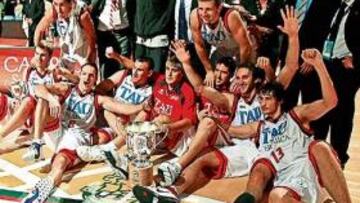 <b>EL TERCERO. </b>Alegría del Tau Baskonia, que ha logrado tres títulos de Supercopa en cuatro ediciones.