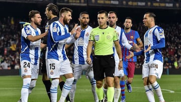 Players argue with Spanish referee Carlos del Cerro Grande (C) during the Spanish league football match between FC Barcelona and RCD Espanyol, at the Camp Nou stadium in Barcelona on November 20, 2021. (Photo by Pau BARRENA / AFP)