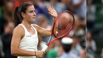 (COMBO) This combination of pictures created on July 8, 2024 USA's Emma Navarro on July 7, 2024 (L) and Italy's Jasmine Paolini on July 3, 2024 (R) during their respective women's singles tennis of the 2024 Wimbledon Championships at The All England Lawn Tennis and Croquet Club in Wimbledon, southwest London. USA's Emma Navarro and Italy's Jasmine Paolini will play against each other in their women's singles quarter-final tennis match on the ninth day of the 2024 Wimbledon Championships at The All England Lawn Tennis and Croquet Club in Wimbledon, southwest London, on July 9, 2024. (Photo by HENRY NICHOLLS and ANDREJ ISAKOVIC / AFP) / RESTRICTED TO EDITORIAL USE
