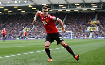 Solo estuvo 18 meses en Old Trafford. Llegó en 2015 cuando Anderson se fue. Nunca se adaptó al equipo y con la llegada de Mourinho, más que aportar, estorbaba, por lo que decidió irse. En entrevistas posteriores reconoció que la culpa fue suya por no ser paciente.