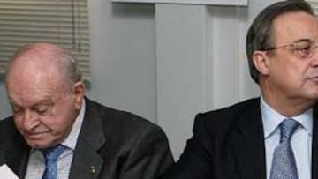 <b>ÚLTIMO ADIÓS.</b> El madridismo no dejó solo a Alfredo Di Stéfano en el entierro de su esposa.