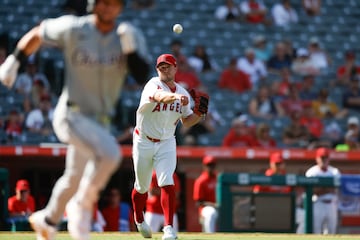 Anaheim (United States), 18/09/2024.- Los Angeles Angels relief pitcher Carson Fulmer (R) throws the ball to first base to get out Chicago White Sox Dominic Fletcher (L) during the tenth inning of the Major League Baseball (MLB) game between the Chicago White Sox and the Los Angeles Angels in Anaheim, California, USA, 18 September 2024. EFE/EPA/CAROLINE BREHMAN
