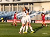 Athenea y Weir, abrazándose tras el 2-0 del Real Madrid al Sevilla en la jornada 15 de la Liga F 2025-2026.