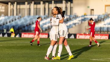 Athenea y Weir, abrazándose tras el 2-0 del Real Madrid al Sevilla en la jornada 15 de la Liga F 2025-2026.
