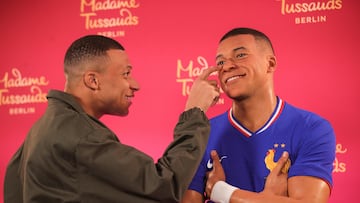 Paris (France), 16/05/2024.- French soccer player Kylian Mbappe (L) poses with his Madame Tussauds wax figure during the unveiling in Paris, France, 16 May 2024. The Madame Tussauds museum will move the Mappe wax figure to it's Berlin, Germany, location at a later date. (Francia, Alemania) EFE/EPA/Teresa Suarez
