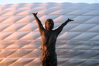 Detalle de la estatua de Gerd Müller, máximo goleador del Bayern de Múnich. La estatua fue inaugurada en 2023 en los aledaños del Allianz Arena de Múnich.