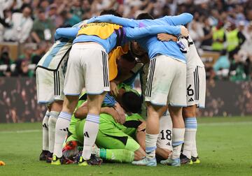 Los jugadores argentinos celebran su victoria en la final del Mundial ante Francia. Campeones del Mundo.