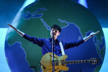 Ezra Koenig, bola del mundo incluida, calentando la noche del jueves