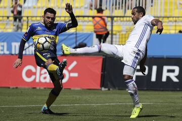 El jugador de Universidad de Chile Jean Beausejour disputa el balon con Diego Orellana de Everton durante el partido de primera division en el Estadio Sausalito de Vina del Mar, Chile.