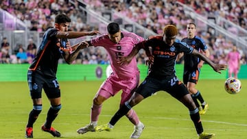 FORT LAUDERDALE, FLORIDA - MARCH 30: Luis Su�rez #9 of Inter Miami CF and Tayvon Gray #24 of New York City FC compete for the ball during the second half at DRV PNK Stadium on March 30, 2024 in Fort Lauderdale, Florida.   Rich Storry/Getty Images/AFP (Photo by Rich Storry / GETTY IMAGES NORTH AMERICA / Getty Images via AFP)