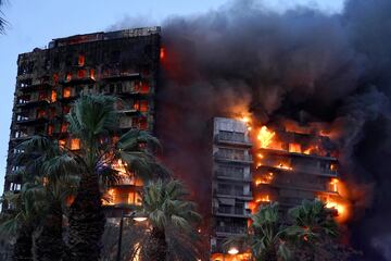 Un incendio de grandes dimensiones arrasa un edificio de 14 plantas generando una gran columna  de fuego y una densa humareda dificultano a los bomberos las labores de extición.