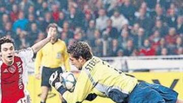 <b>UN EQUIPO. </b>El Inter jugó en bloque y Adriano no destacó. En la foto, el brasileño observa como Stekelenburg bloca un balón.