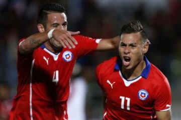 Eduardo Vargas y Mauricio Isla celebran el primero de Chile sobre Per&uacute;.