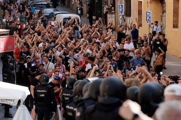 Agentes de policía escoltan a los seguidores del Feyenoord desde la Plaza Mayor de Madrid hasta los alrededores del Metropolitano.