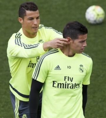 Tirón de orejas de Cristiano Ronaldo a James.