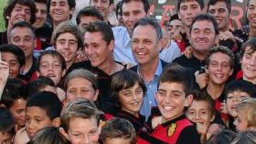 <b>RESPALDO. </b>Caparrós posa con jugadores de la cantera ayer.