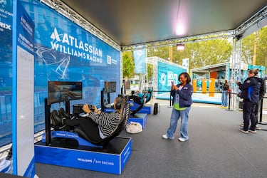 La Plaza de España de Madrid acoge la Fan Zone de los Miami Dolphins. 