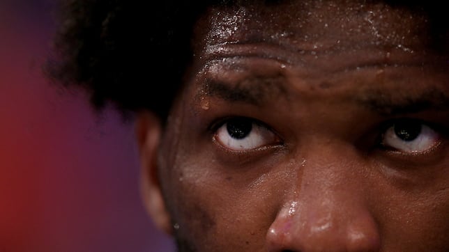 ¿Por qué no juega Joel Embiid?