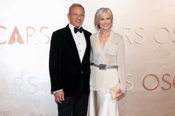 Bob Iger y Willow Bay posa en la alfombra roja del Dolby Theatre.