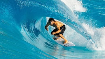 Un surfista en un tubo en Palm Springs Surf Club, en diciembre del 2023.
