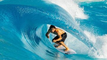 Un surfista en un tubo en Palm Springs Surf Club, en diciembre del 2023.