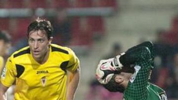 <b>LAMENTO. </b>Mallo se echa las manos a la cabeza ante la alegría de los jugadores del Murcia tras el autogol de Tortolero.