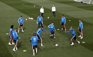 Zinedine Zidane observa, al fondo, el ejercicio de sus jugadores.