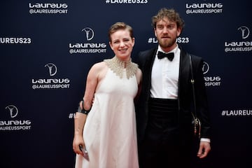 La esgrimista italiana paralímpica Beatrice Vio, alias Bebe, con su hermano.