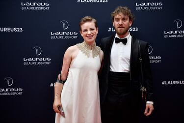 La esgrimista italiana paralímpica Beatrice Vio, alias Bebe, con su hermano.